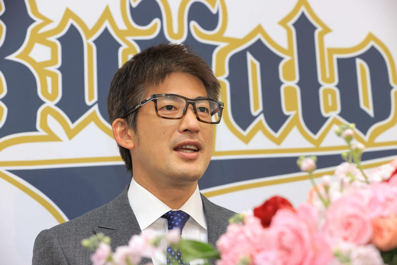 大阪・舞洲の球団施設で入団会見に臨む、オリックス能見投手兼任コーチ（代表撮影）