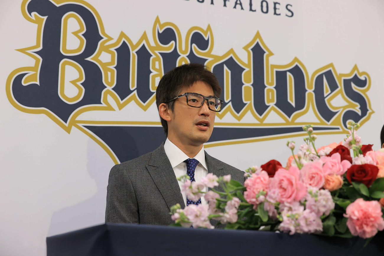 大阪・舞洲の球団施設で入団会見に臨む、オリックス能見投手兼任コーチ（代表撮影）