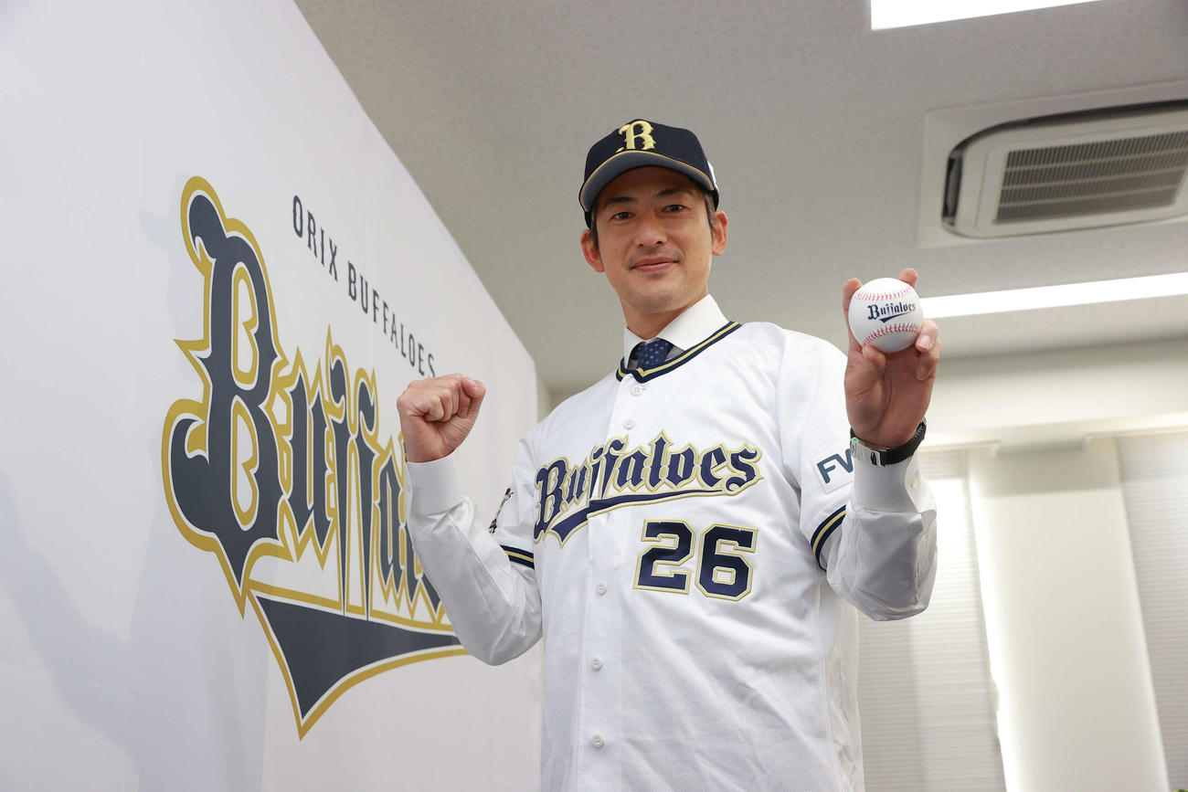 大阪・舞洲の球団施設で入団会見に臨む、オリックス能見投手兼任コーチ（代表撮影）