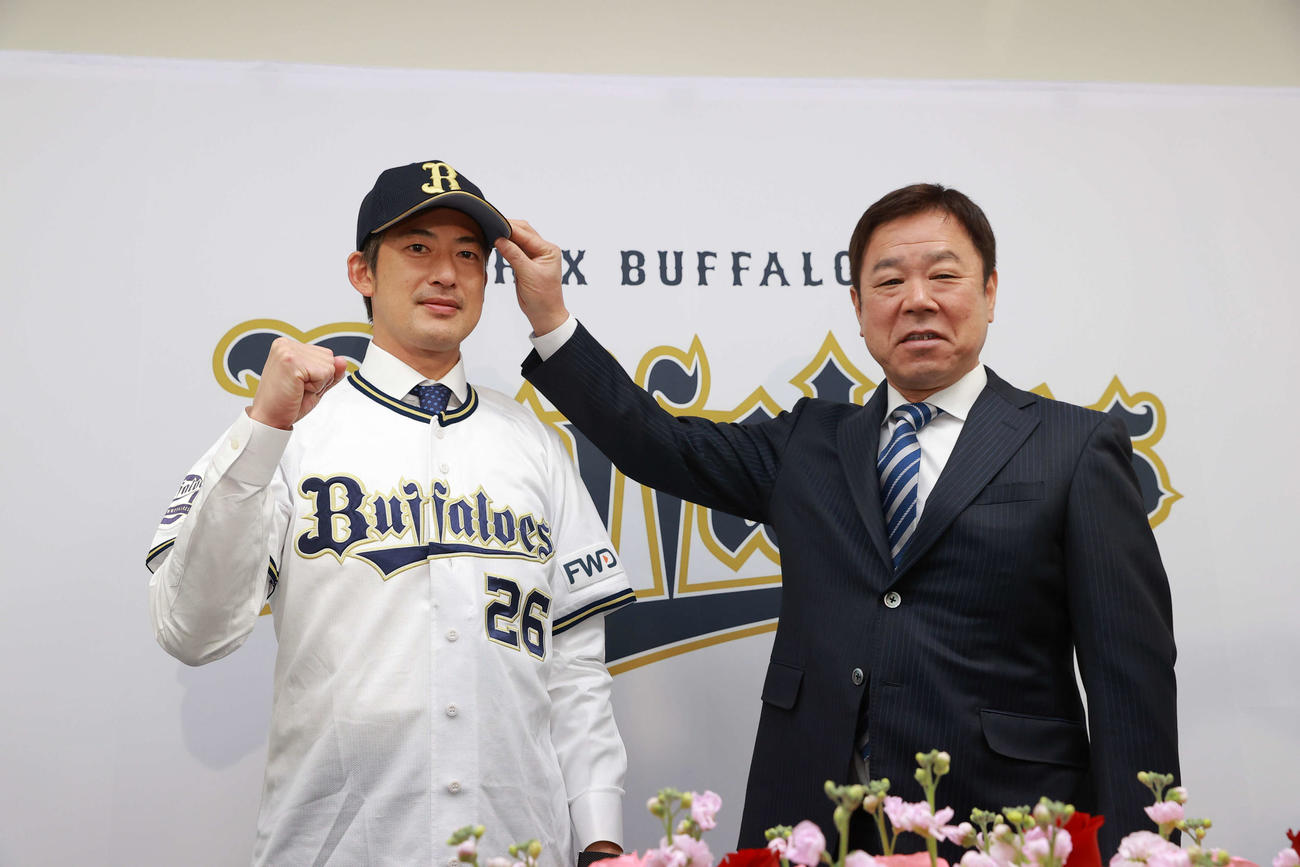 大阪・舞洲の球団施設で入団会見に臨む、オリックス能見投手兼任コーチ。右は福良GM（代表撮影）