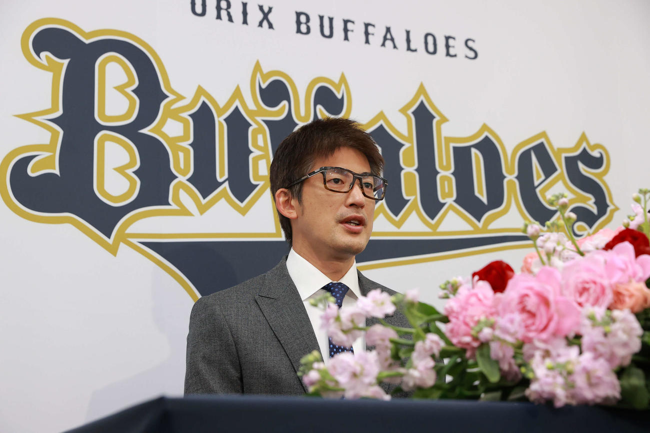 大阪・舞洲の球団施設で入団会見に臨む、オリックス能見投手兼任コーチ（代表撮影）