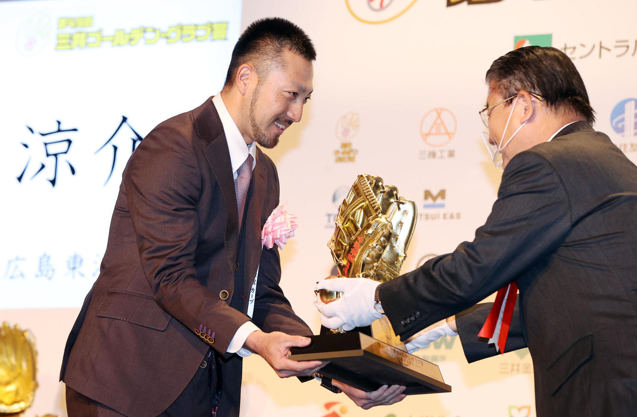 「三井ゴールデン・グラブ賞」を受賞する菊池涼（左）（撮影・狩俣裕三）