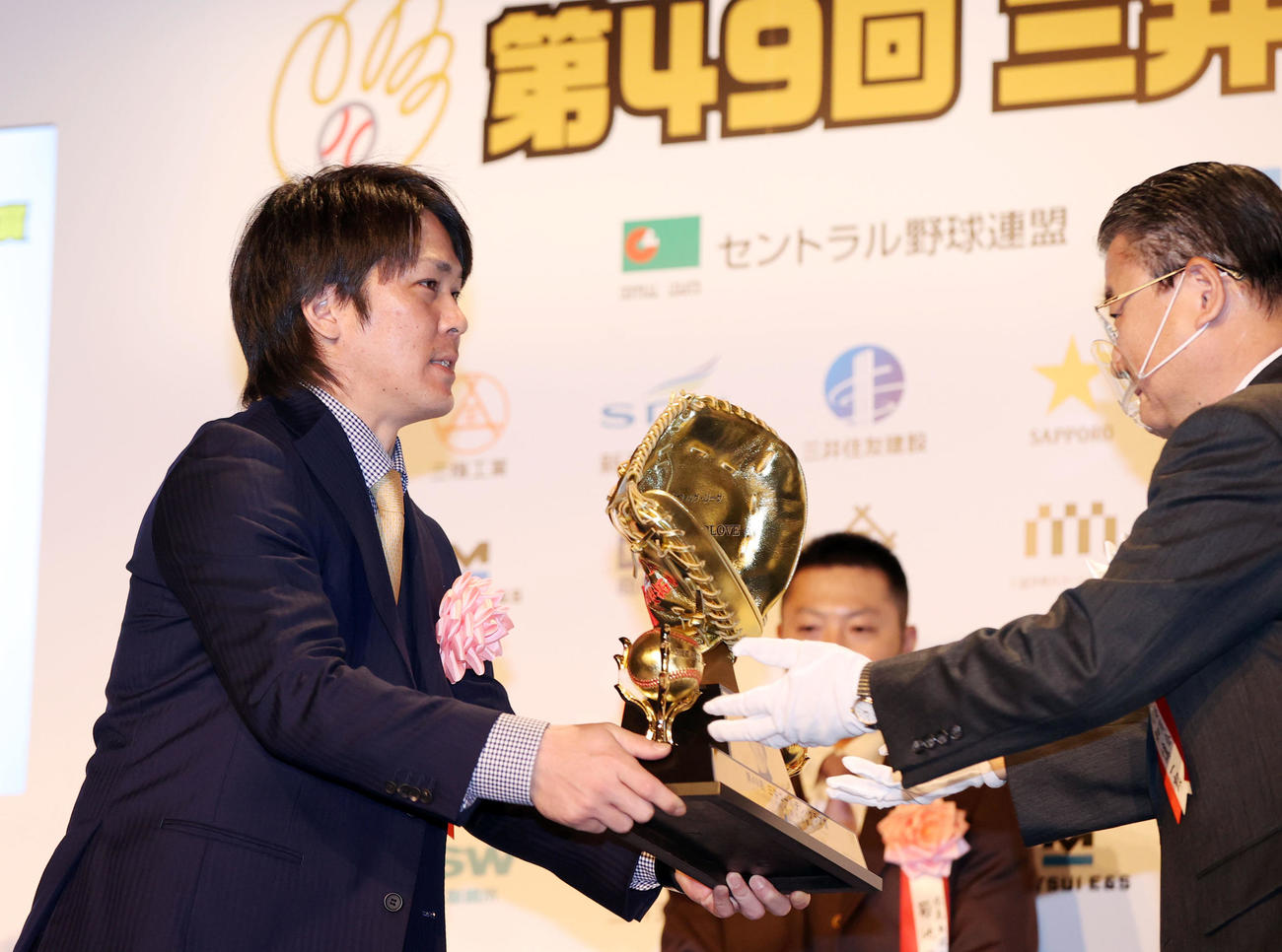 「三井ゴールデン・グラブ賞」を受賞する甲斐（左）（撮影・狩俣裕三）