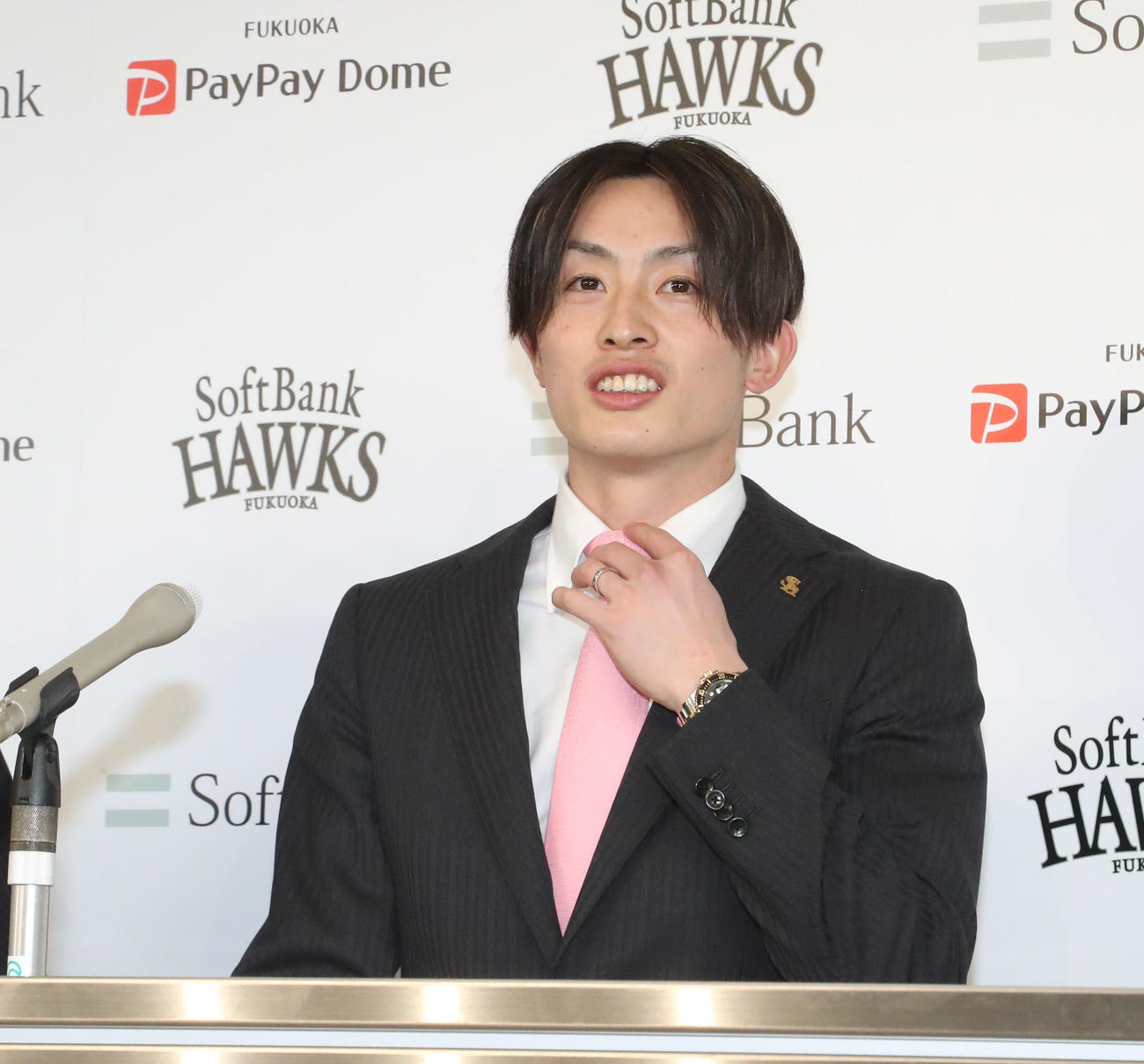 保留した周東佑京は会見で話をする（撮影・梅根麻紀）