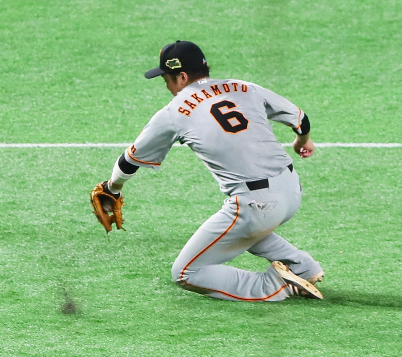 ソフトバンク対巨人　3回裏ソフトバンク無死、中村晃の打球を好守備で遊ゴロとする坂本（2020年11月25日撮影）