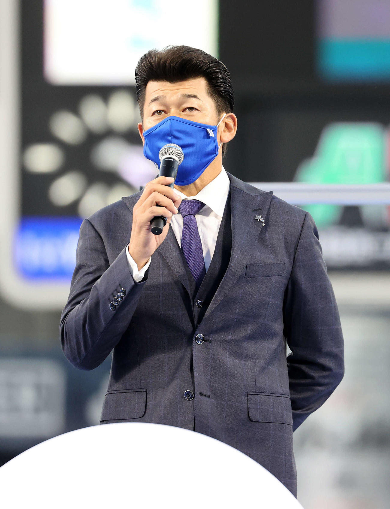 ファンにあいさつするDeNA三浦監督（2020年12月6日撮影）