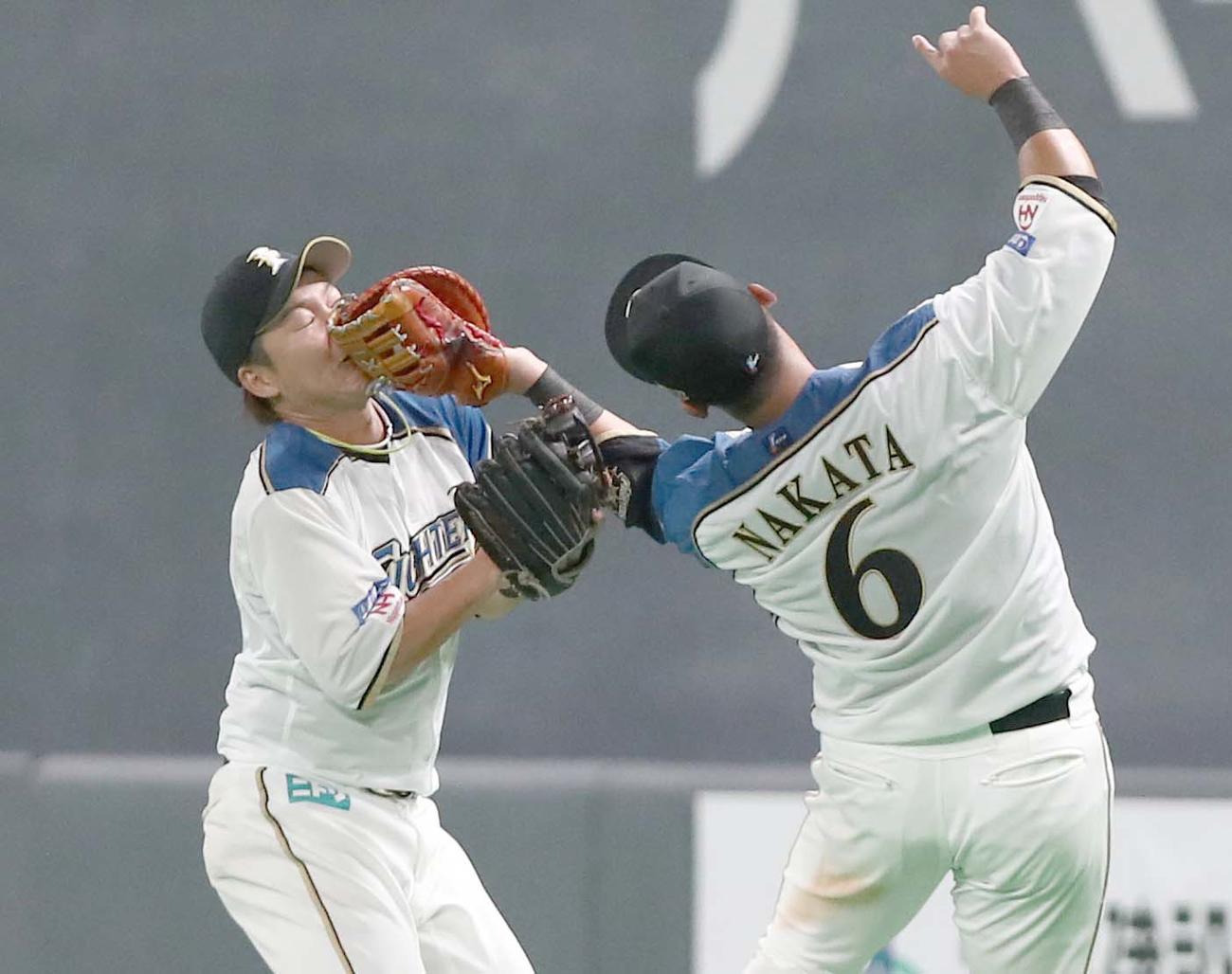 ボールを捕球する中田のグラブが渡辺の顔面直撃（2020年7月撮影）