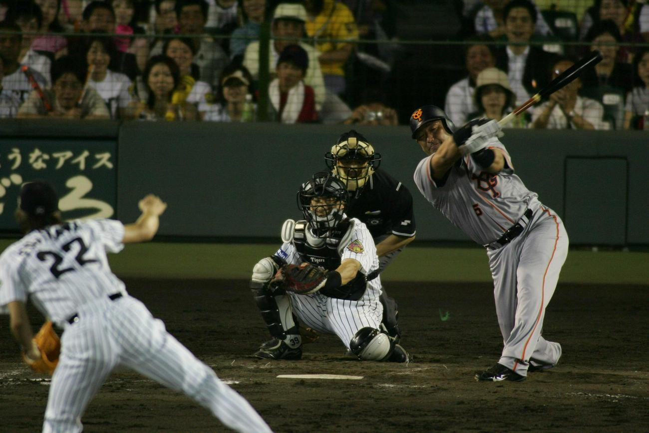 05年6月、藤川の前に空振り三振に倒れる巨人清原