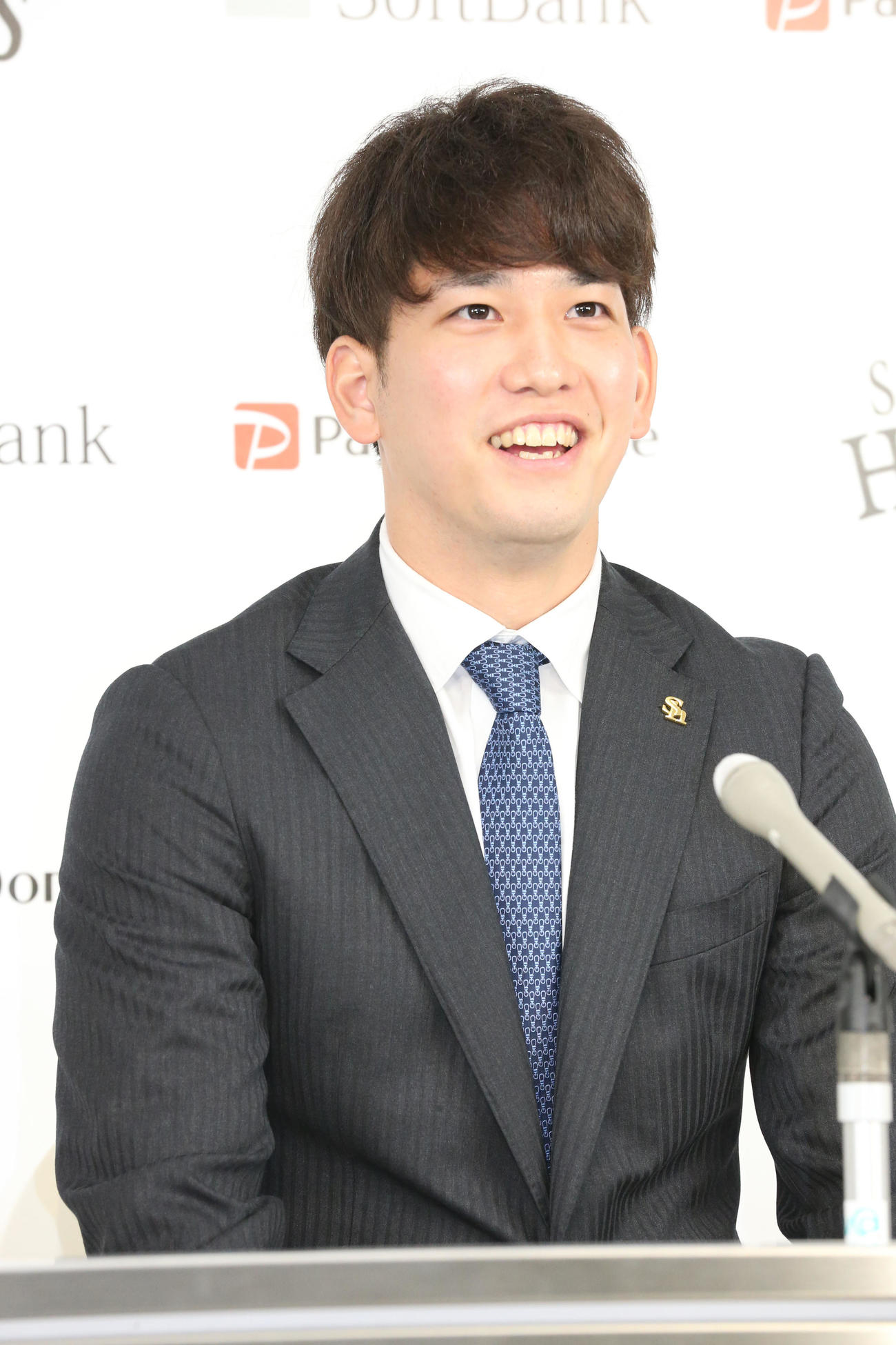 大幅アップで契約更改を終えた栗原は笑顔で会見する（撮影・梅根麻紀）