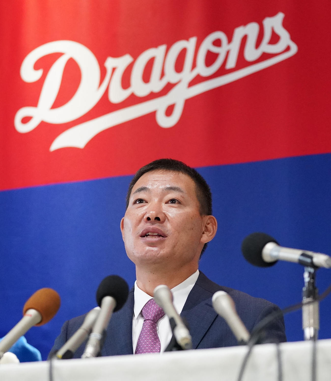 14年ぶりに中日ドラゴンズに復帰し入団会見をする福留孝介（撮影・森本幸一）