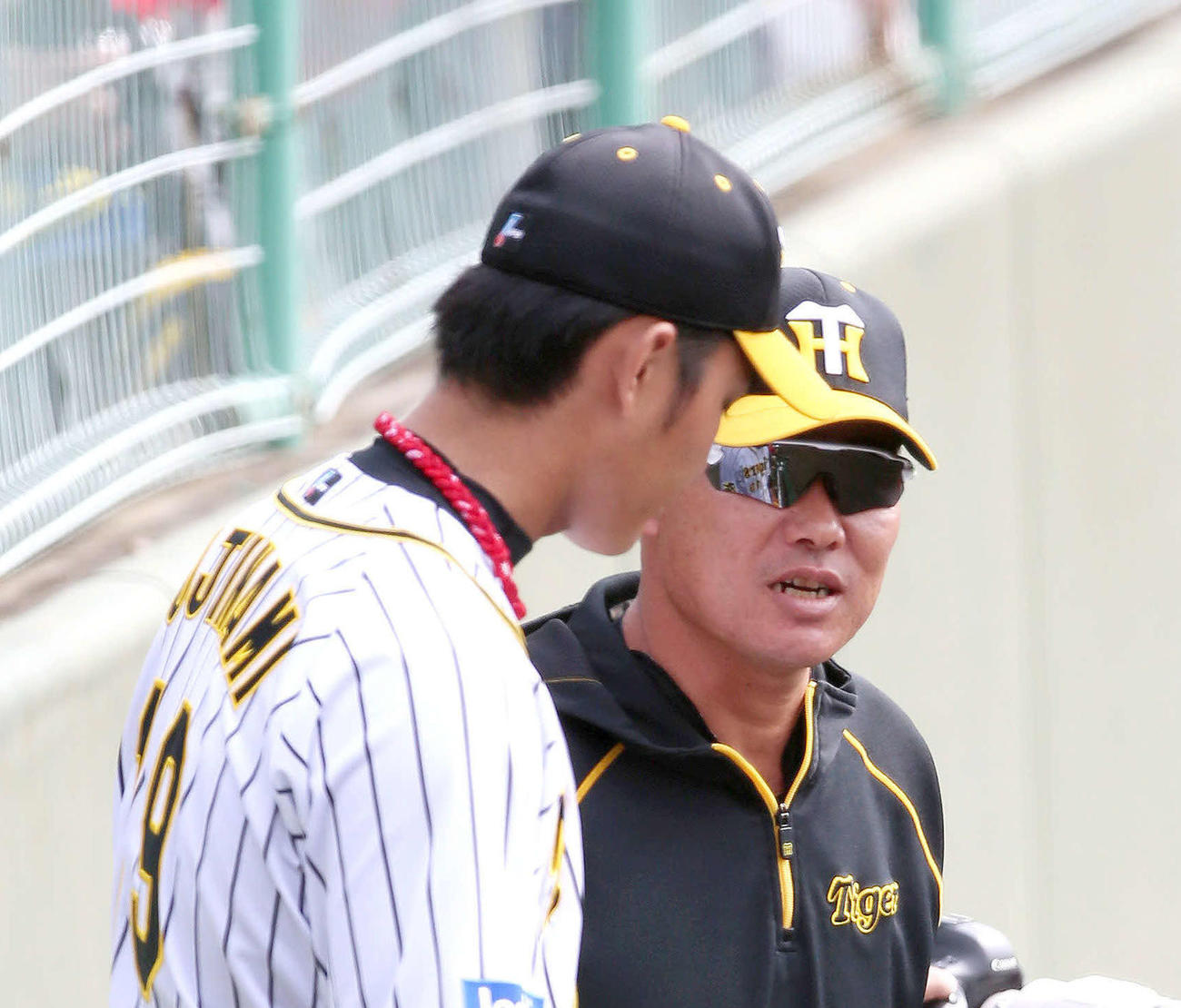 20年2月、カメラマン席で練習試合を見ていた福留（右）は投球を終えた藤浪と話す