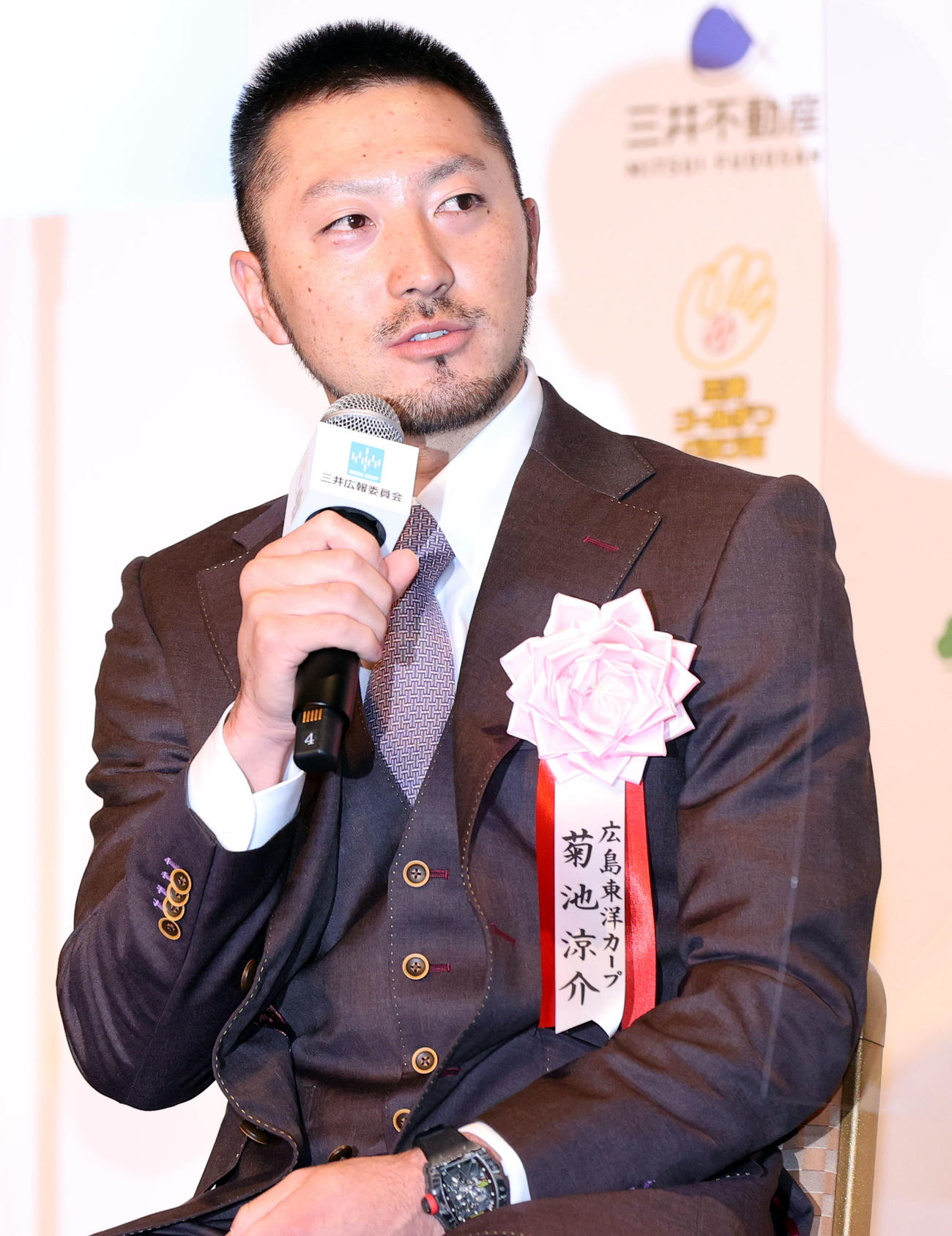 「三井ゴールデン・グラブ賞」を受賞し、インタビューに答える菊池涼（撮影・狩俣裕三）