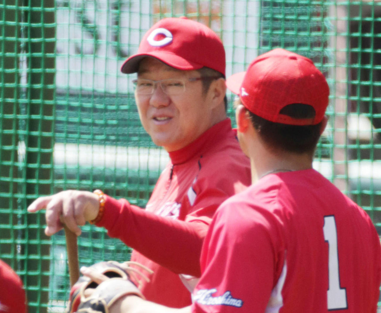 鈴木誠と話す佐々岡監督（2020年5月撮影）