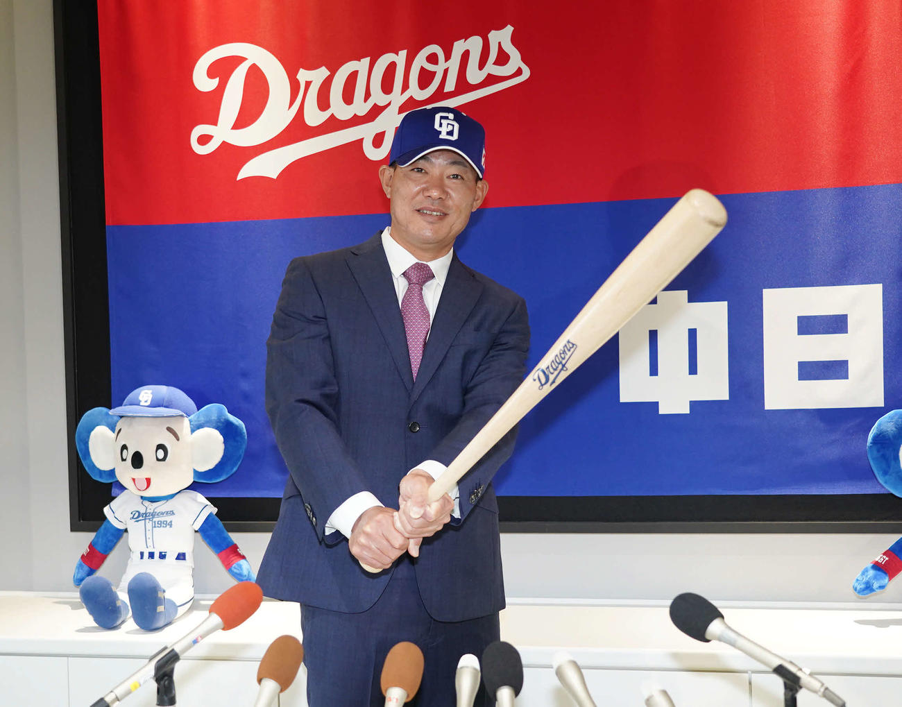 14年ぶりに中日に復帰し、明るい表情でポーズを決める福留（撮影・森本幸一）