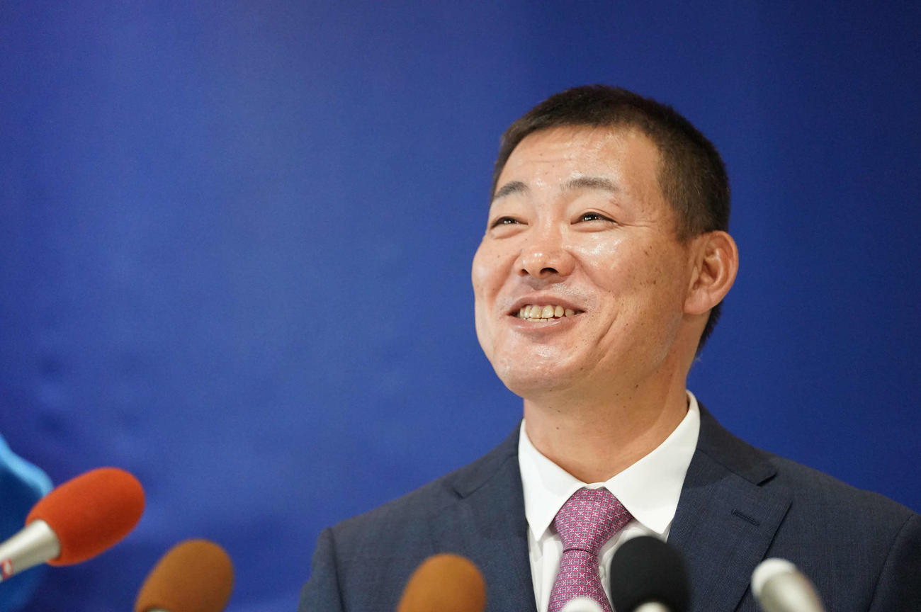 14年ぶりに中日に復帰し明るい表情で会見する福留（撮影・森本幸一）