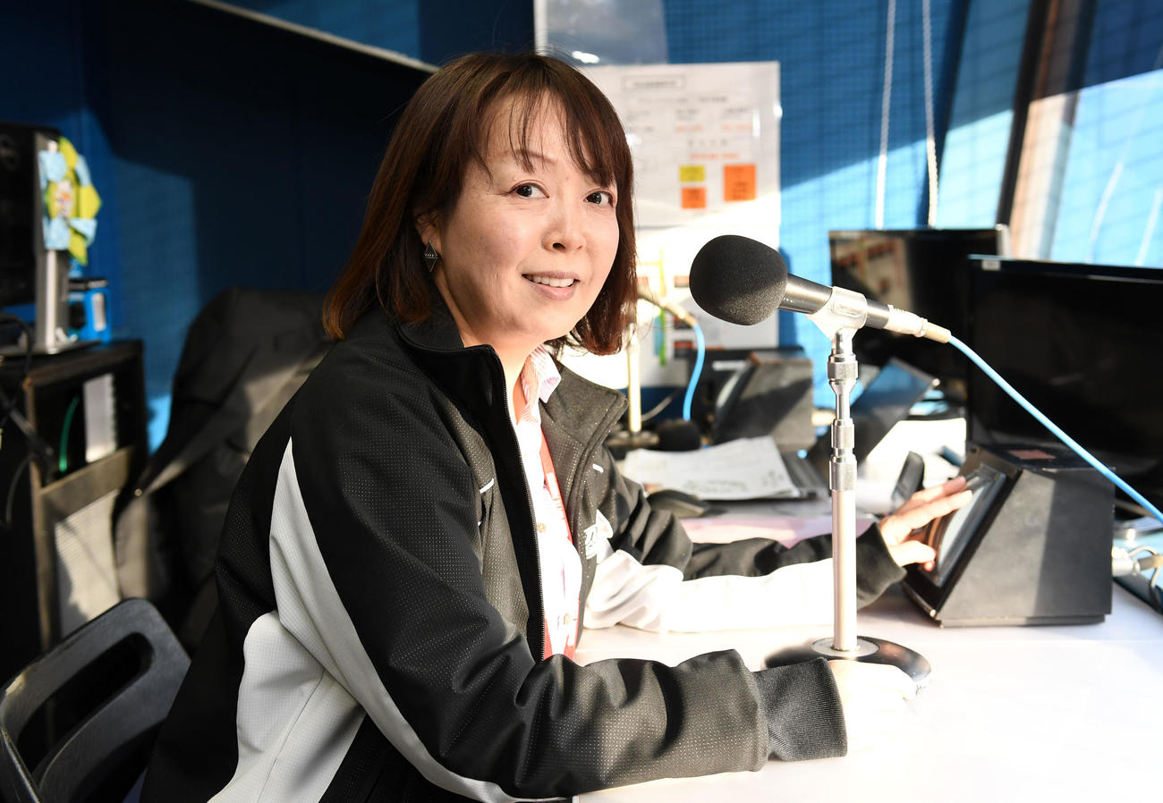 3月1日、場内アナウンスを行うウグイス嬢の球団職員、谷保恵美さん