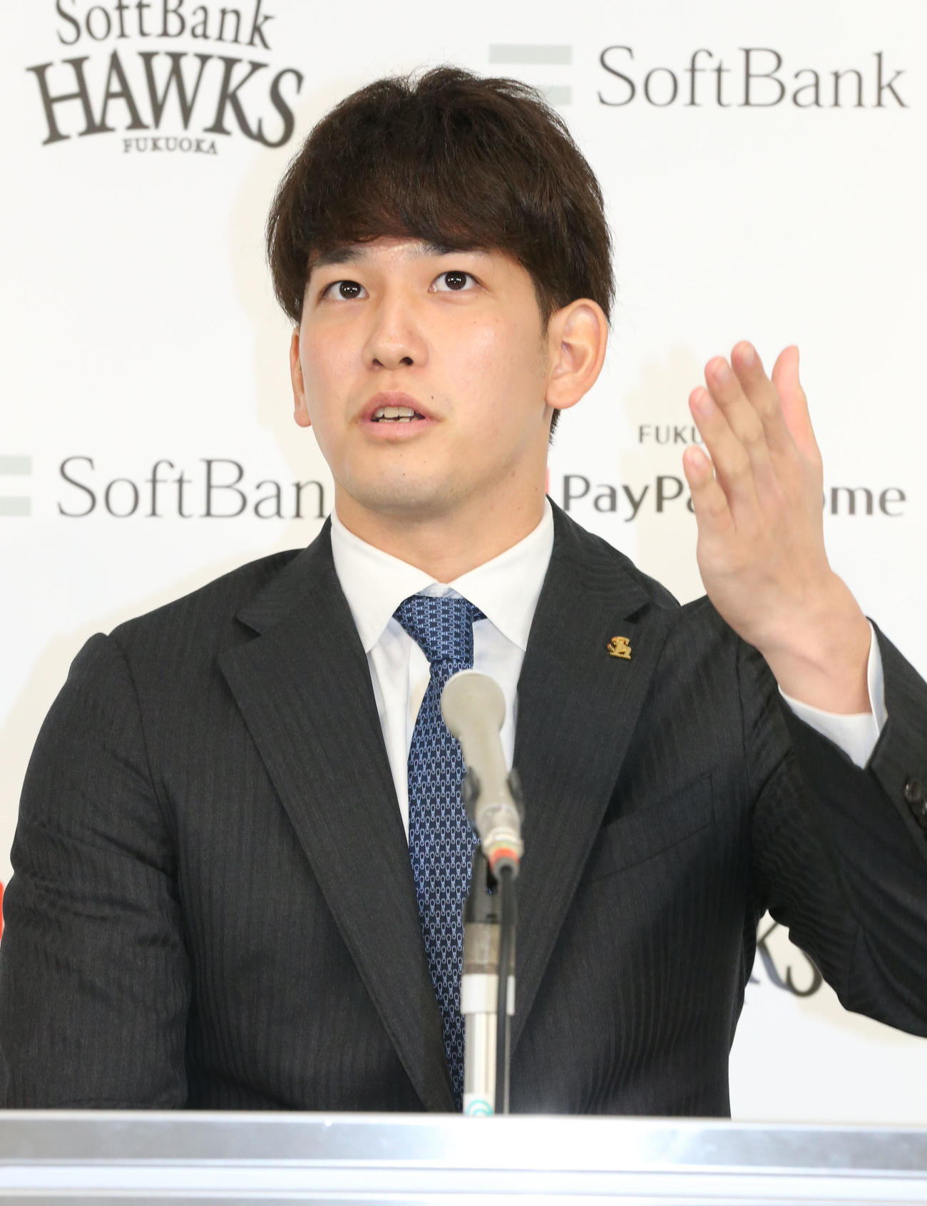 大幅アップで契約更改を終えた栗原陵矢は会見で話をする（撮影・梅根麻紀）