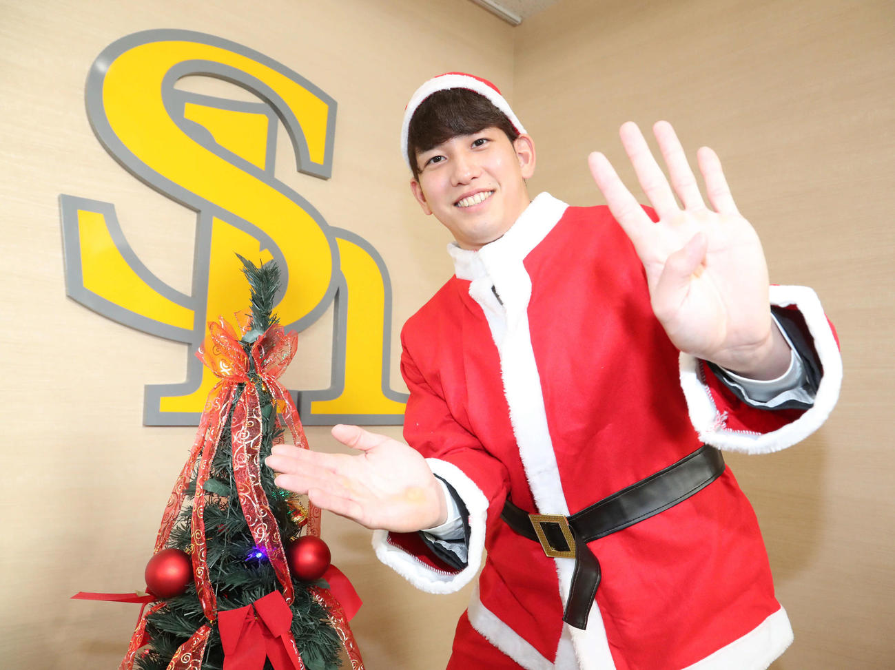 大幅アップで契約更改を終えた栗原はサンタに扮し、得意の「ケバブ」ポーズ（撮影・梅根麻紀）