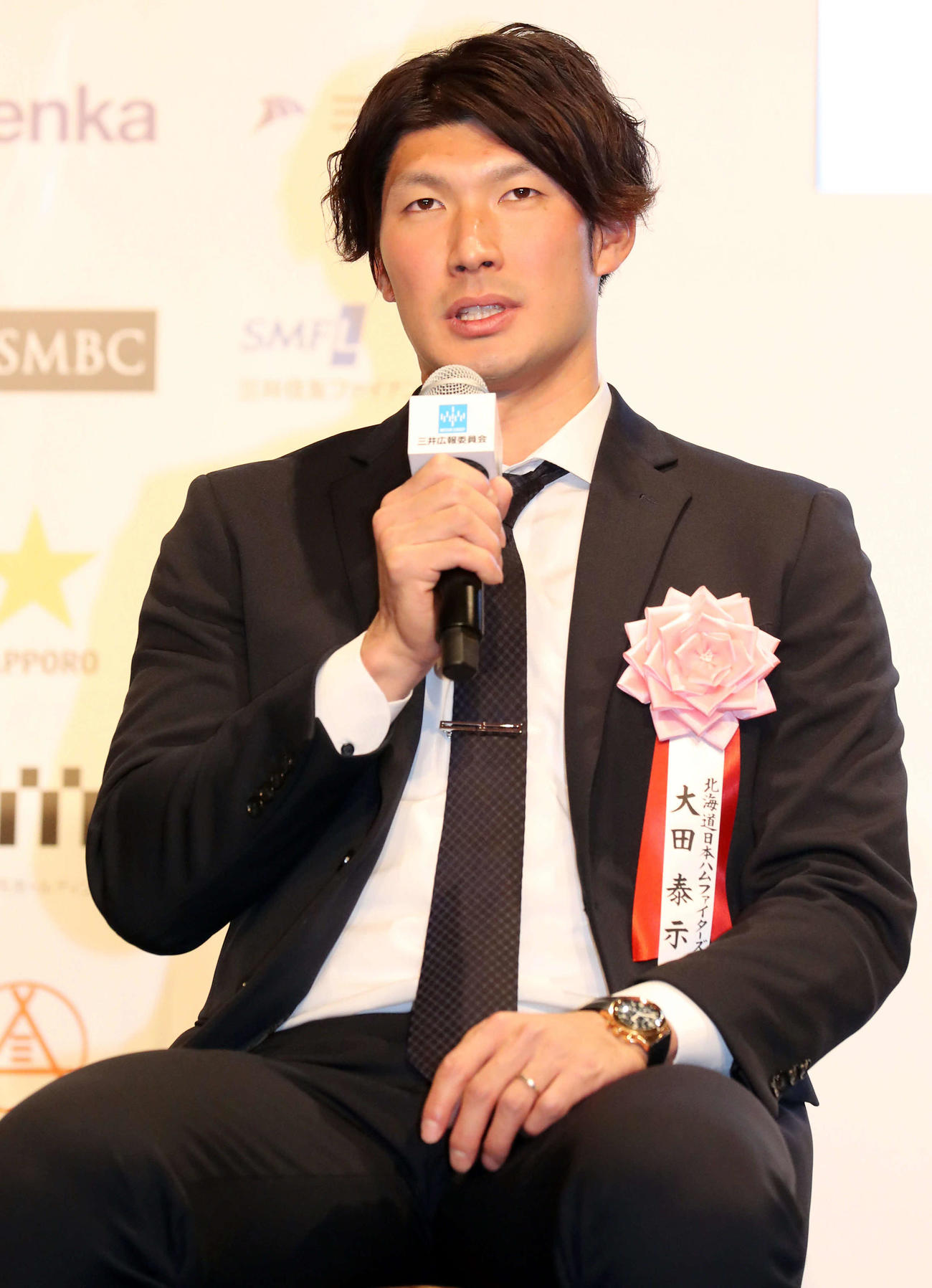 「三井ゴールデン・グラブ賞」を受賞し、インタビューに答える大田（撮影・狩俣裕三）