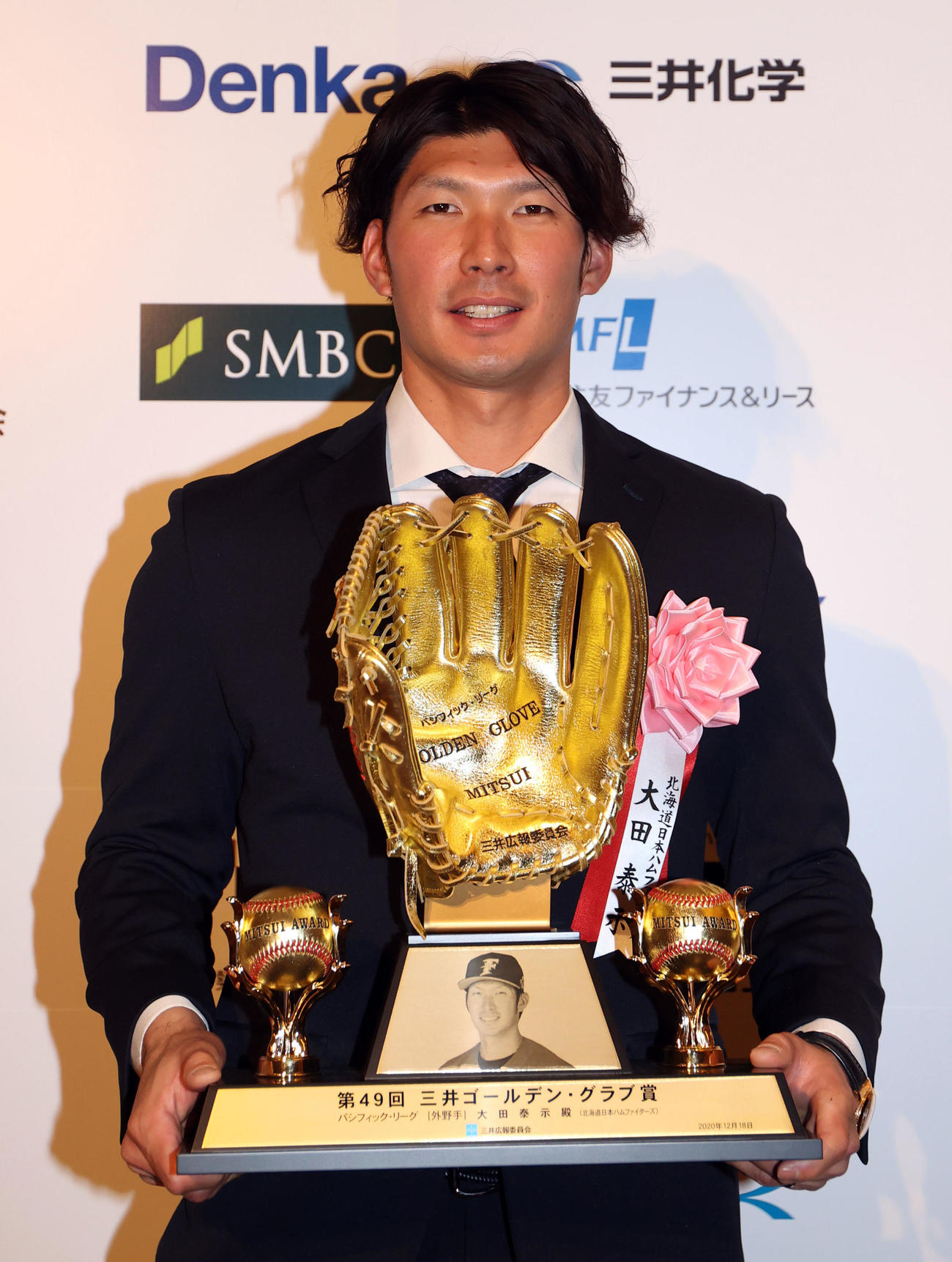 「三井ゴールデン・グラブ賞」を受賞し、記念撮影する日本ハム大田（撮影・狩俣裕三）