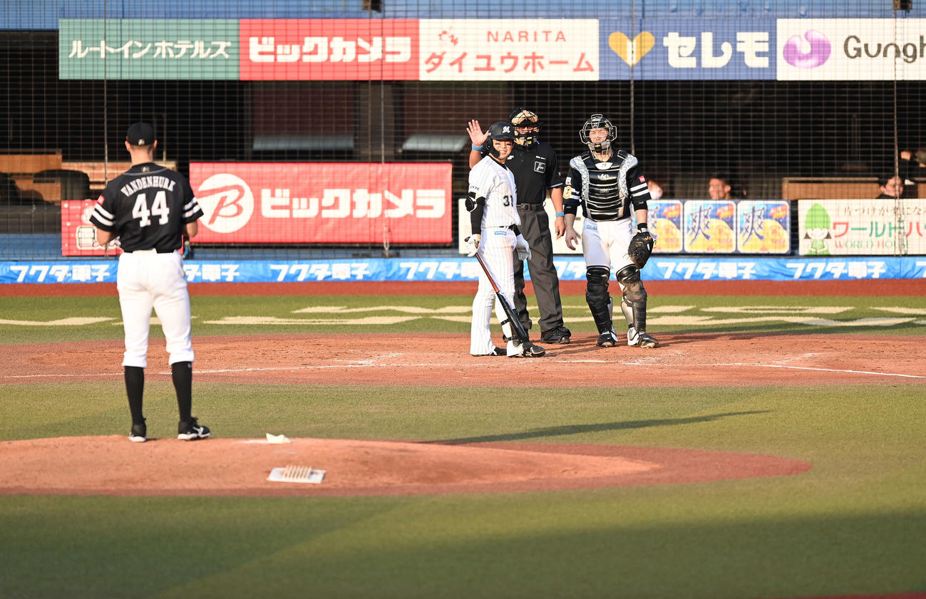 ロッテ対ソフトバンク　5回裏ロッテ2死、打者菅野の時、日差しが強く差し込み試合が一時中断する。投手バンデンハーク（2020年11月3日撮影）