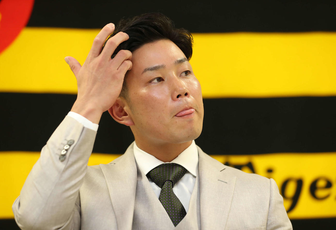 ダウンで契約更改し会見する糸原（代表撮影）