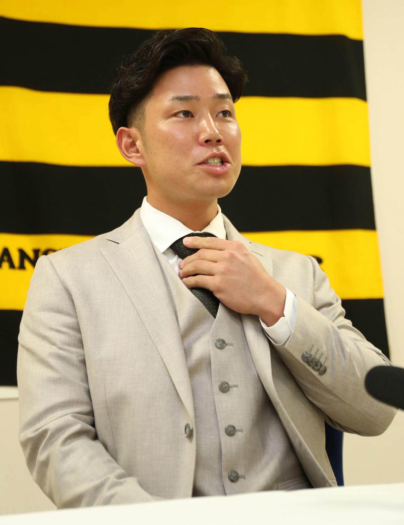 ダウンで契約更改し会見する糸原（代表撮影）