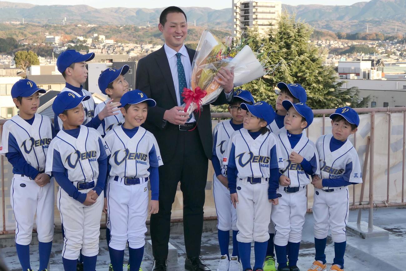 三島市役所に表敬訪問し野球少年に囲まれ笑顔を見せる阪神ドラフト3位の佐藤蓮（三島市役所提供）