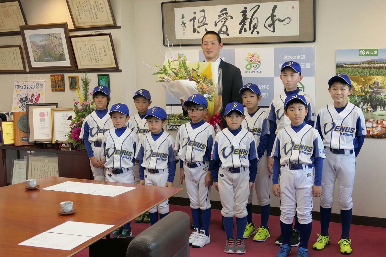 三島市役所に表敬訪問し野球少年に囲まれ笑顔を見せる阪神ドラフト3位の佐藤蓮（三島市役所提供）