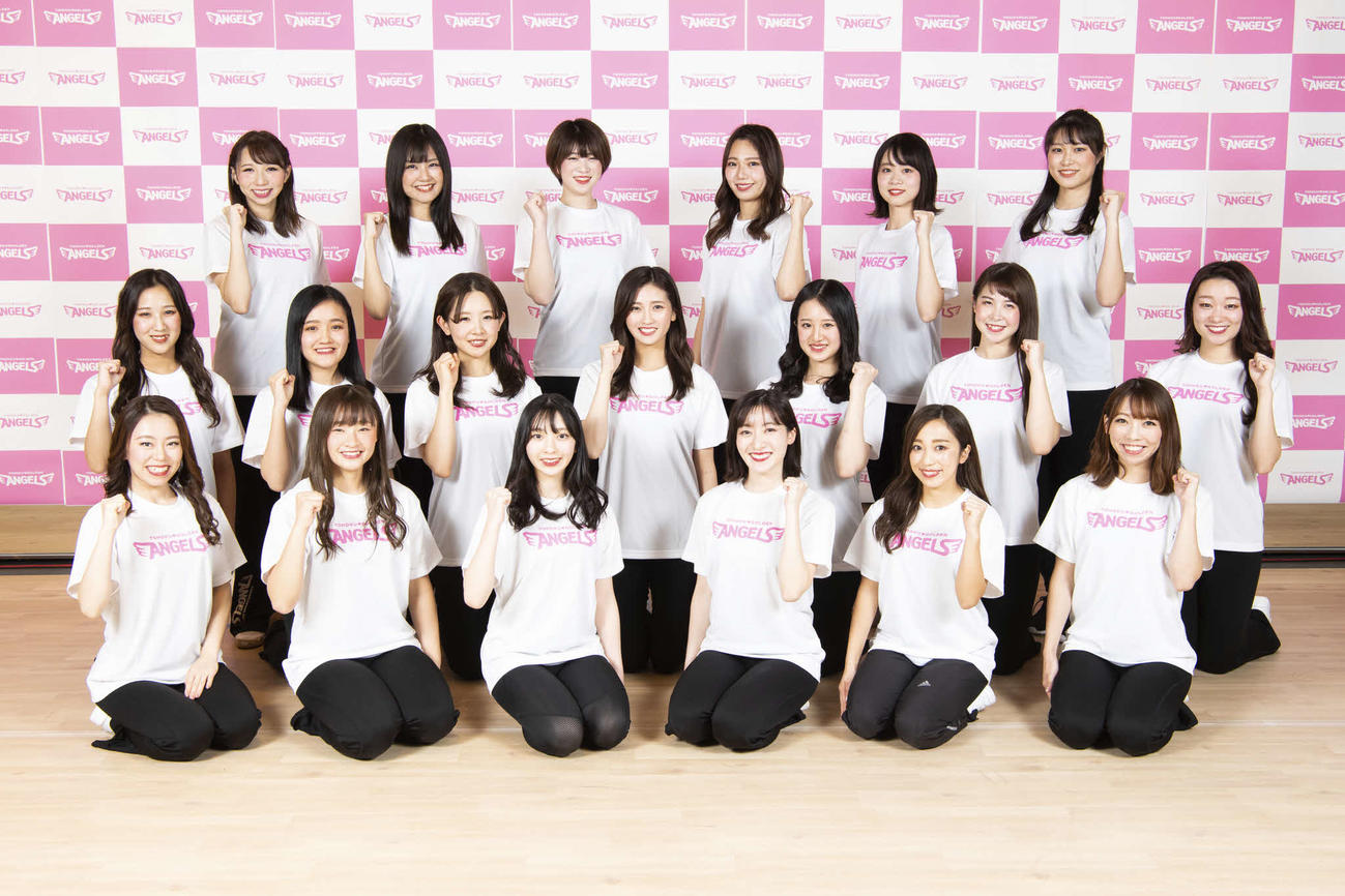 東北ゴールデンエンジェルス2021メンバー。前列左からHITOMI、RENA、REIHA、KANO、SAYANO、MARI。2列目左からMOEKO、HARUKA、AIMI、MIKU、KURUMI、HOZUMI、NANA。後列左からCHINAMI、YUKI、HONOKA、KIMIKA、HONO、AYANA（球団提供）
