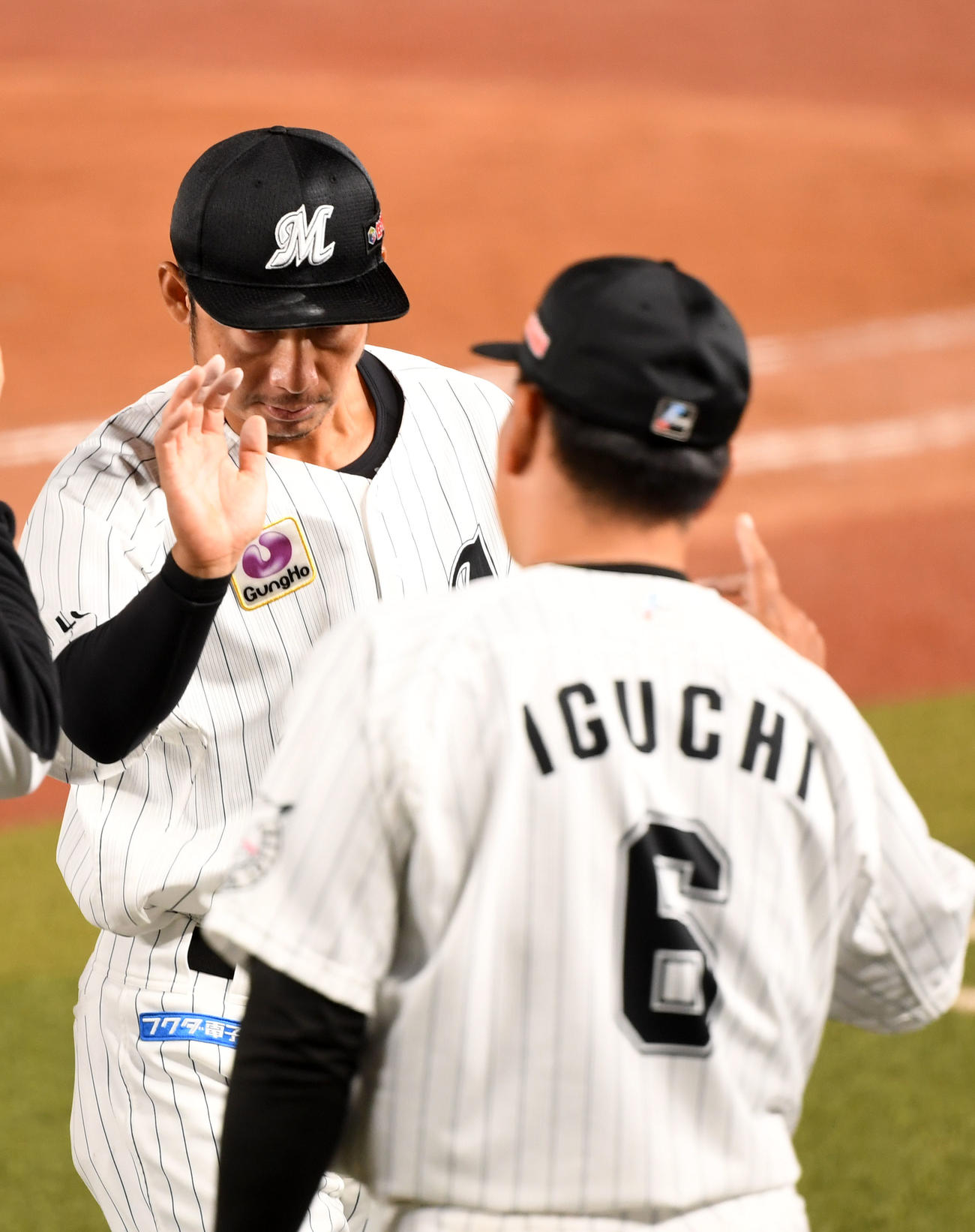タッチを交わすロッテ鳥谷（左）と井口監督（2020年6月25日撮影）
