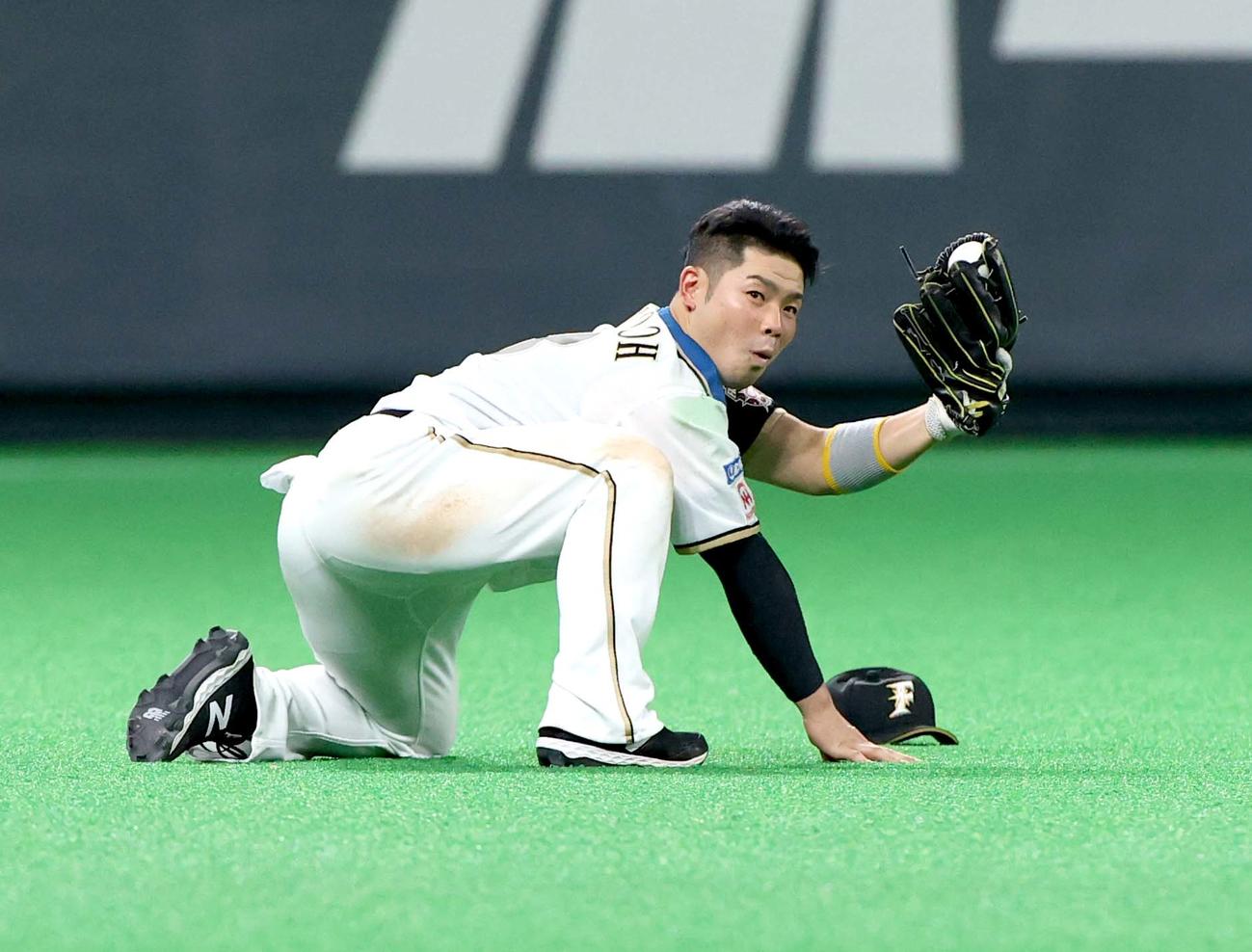 好捕する日本ハム近藤健介（2020年9月4日撮影）