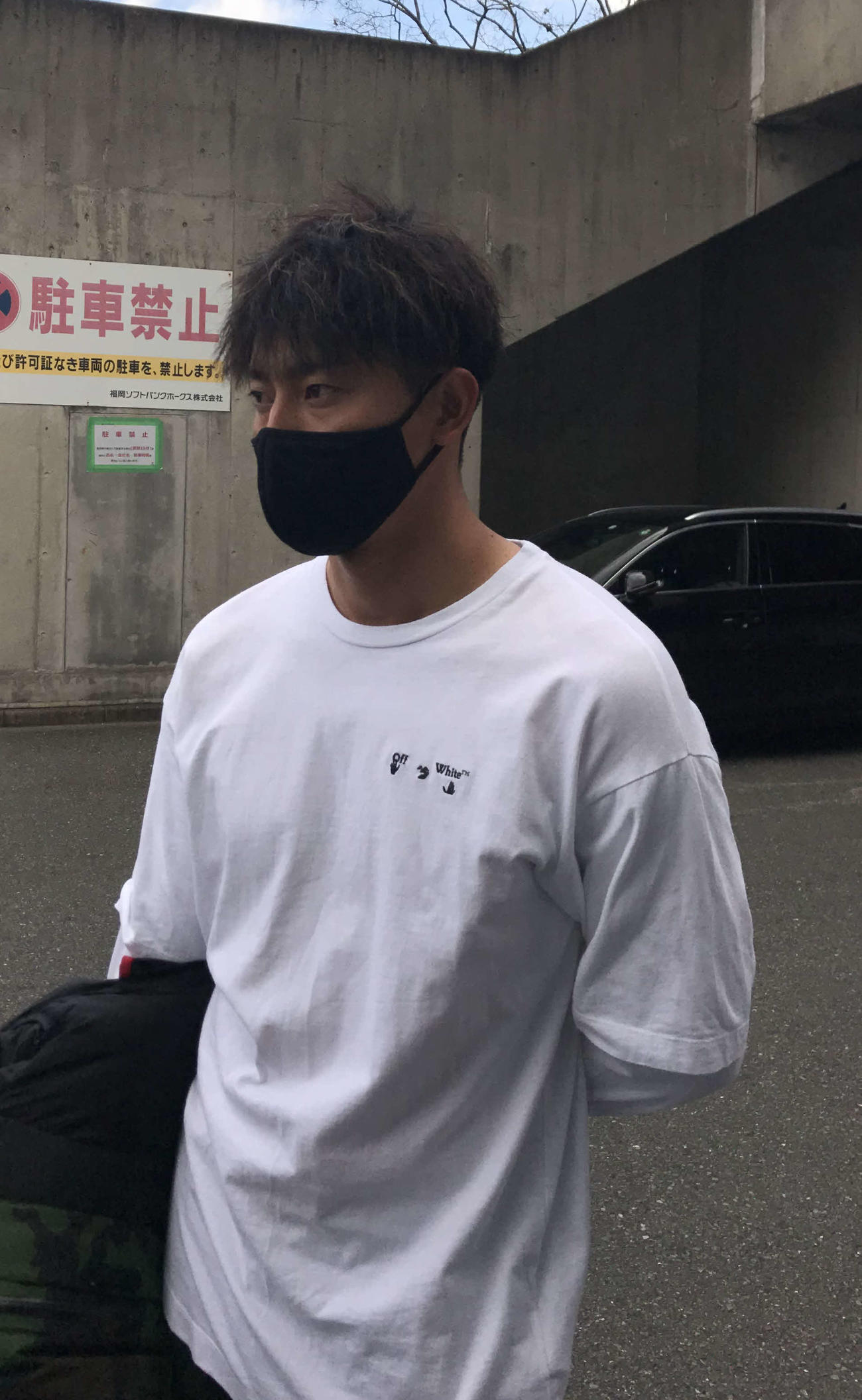 ソフトバンク釜元豪外野手がペイペイドームでの練習後に取材に応じた（撮影・浦田由紀夫）