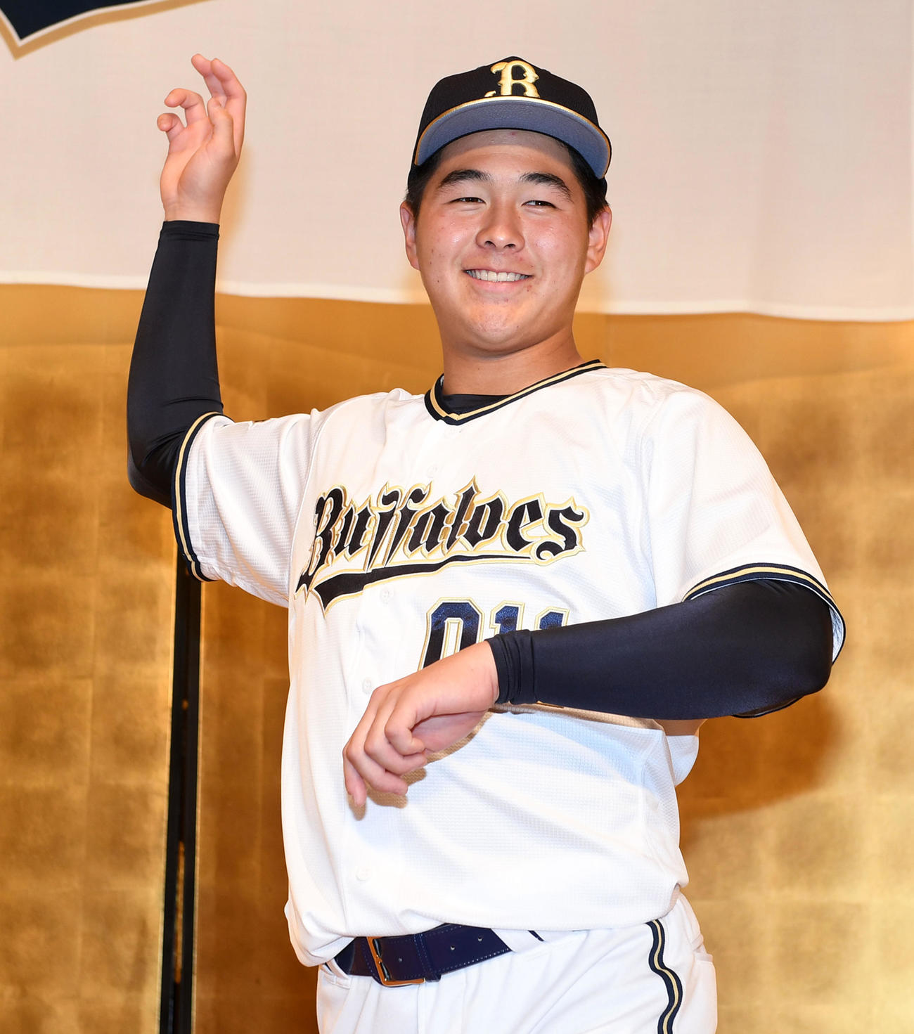 入団発表で投球フォームを披露する川瀬（撮影・前岡正明）