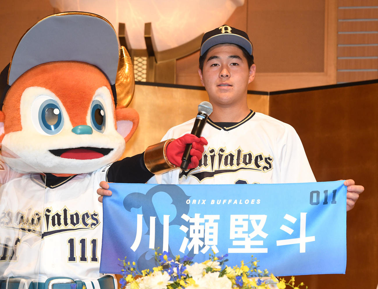 オリックス入団発表でネームタオルを手にあいさつする川瀬（撮影・前岡正明）