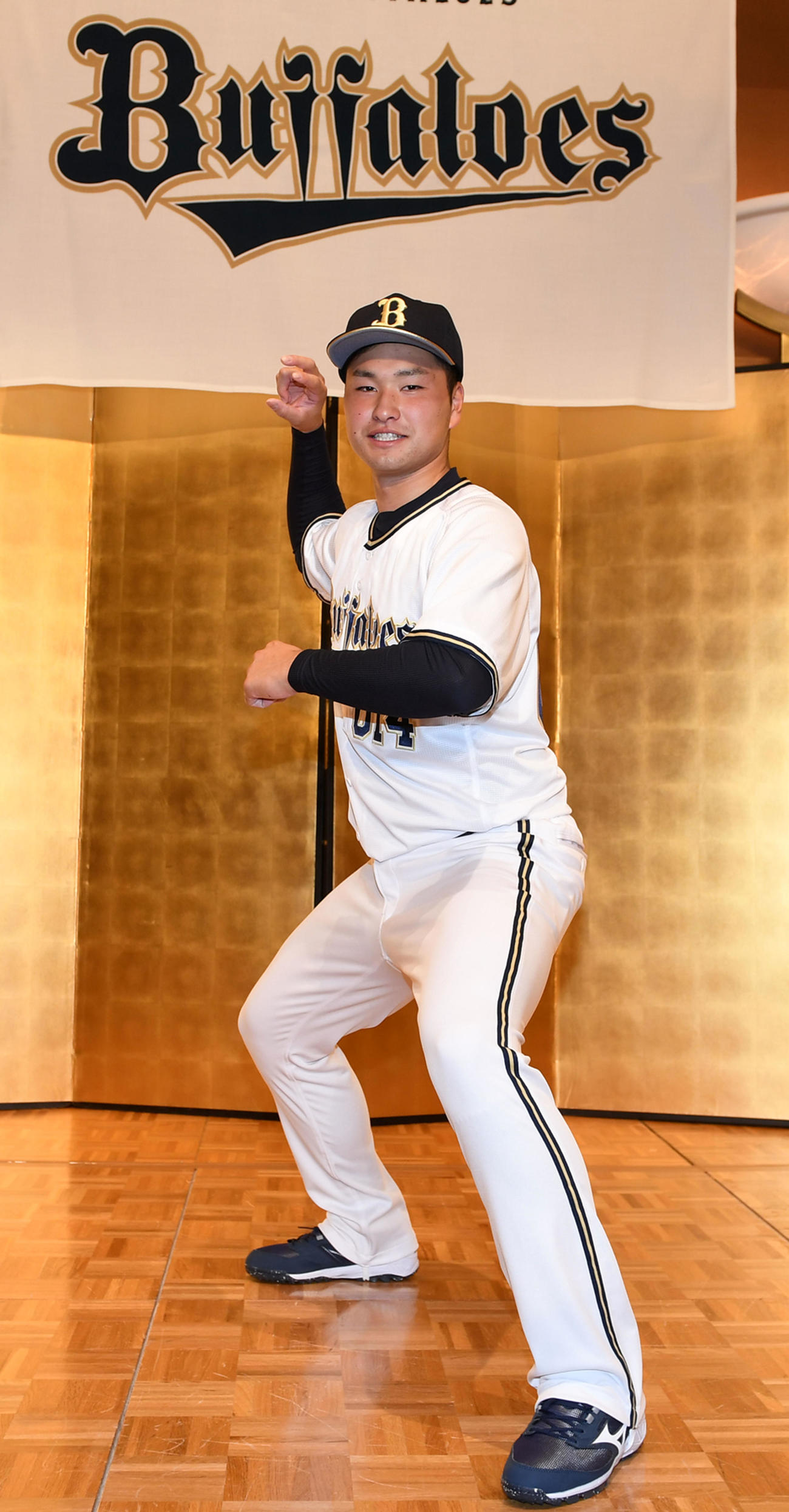 入団発表で送球ポーズを決める釣（撮影・前岡正明）