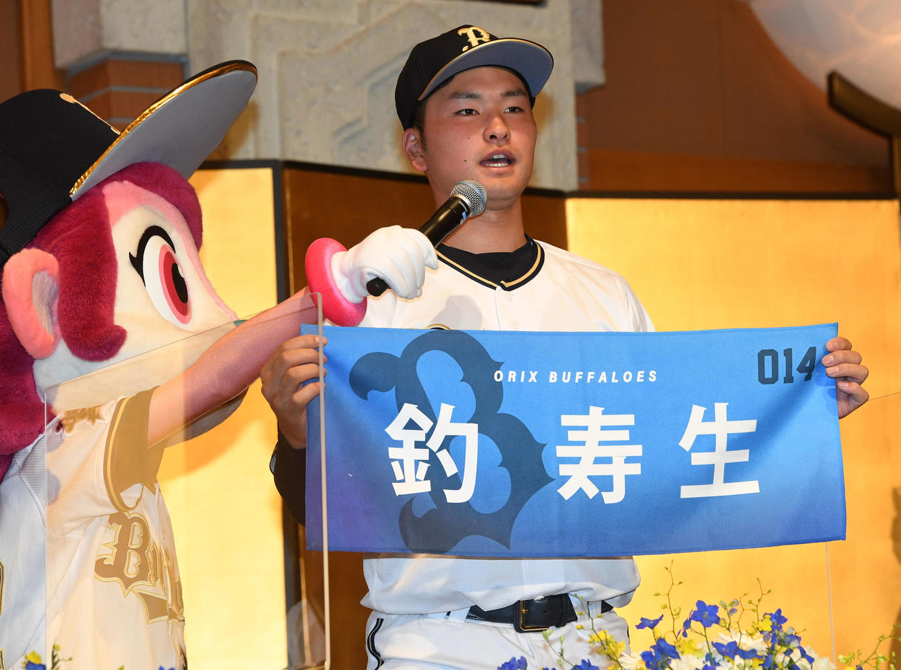 オリックス入団発表でネームタオルを手にあいさつする釣（撮影・前岡正明）