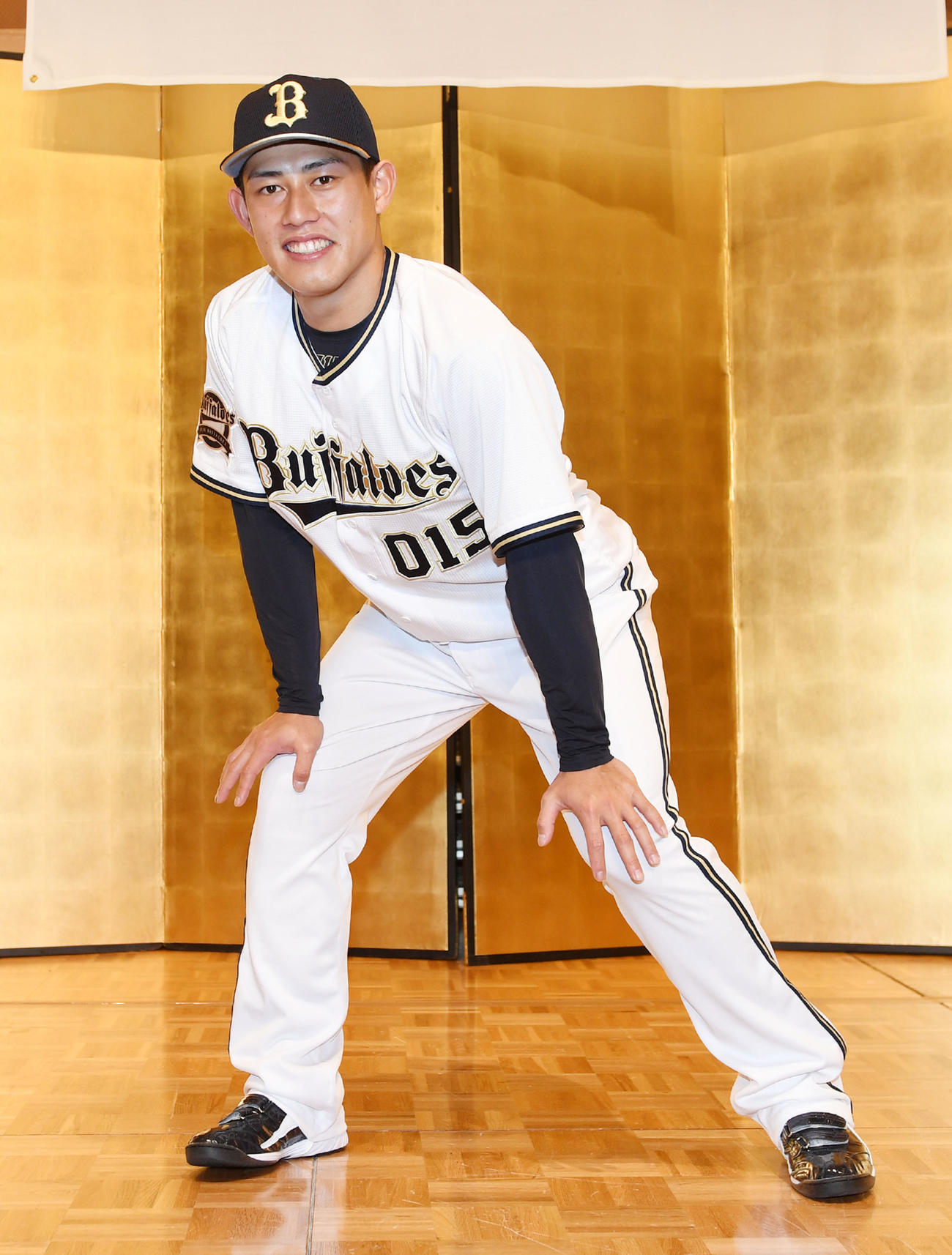 入団発表で走塁ポーズを決める佐野如（撮影・前岡正明）
