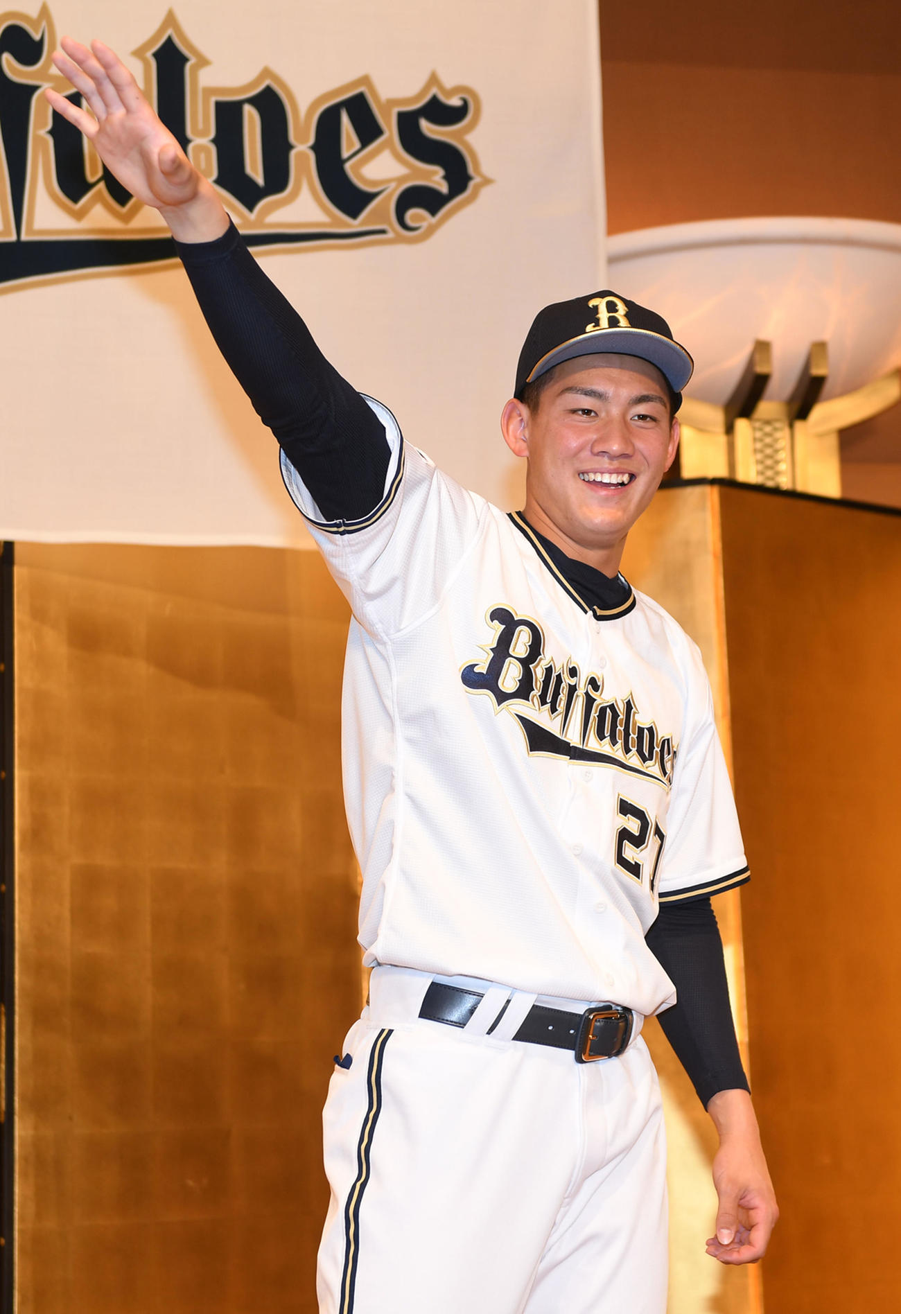 入団発表でポーズを決める元（撮影・前岡正明）