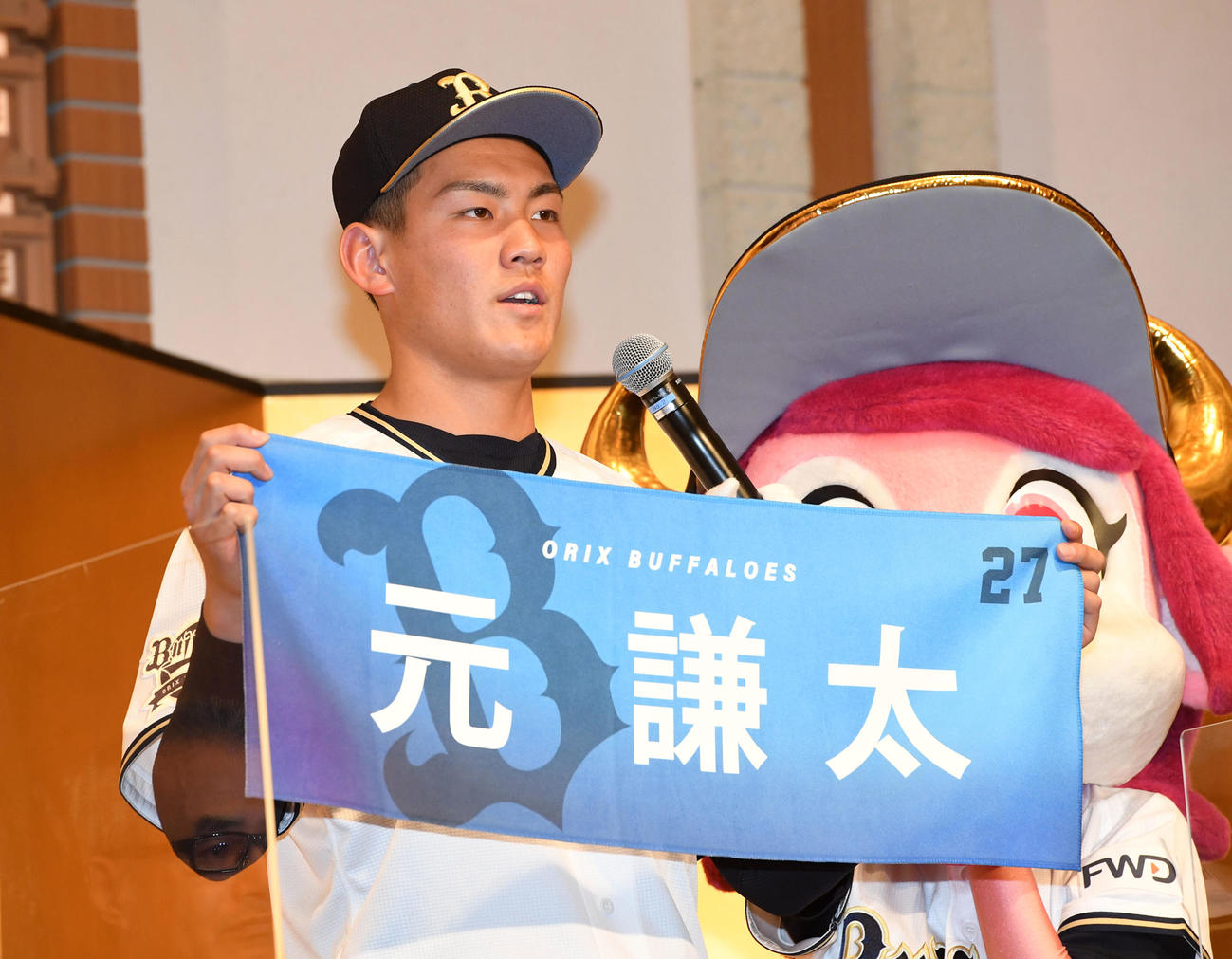 オリックス入団発表でネームタオルを手にあいさつする元（撮影・前岡正明）