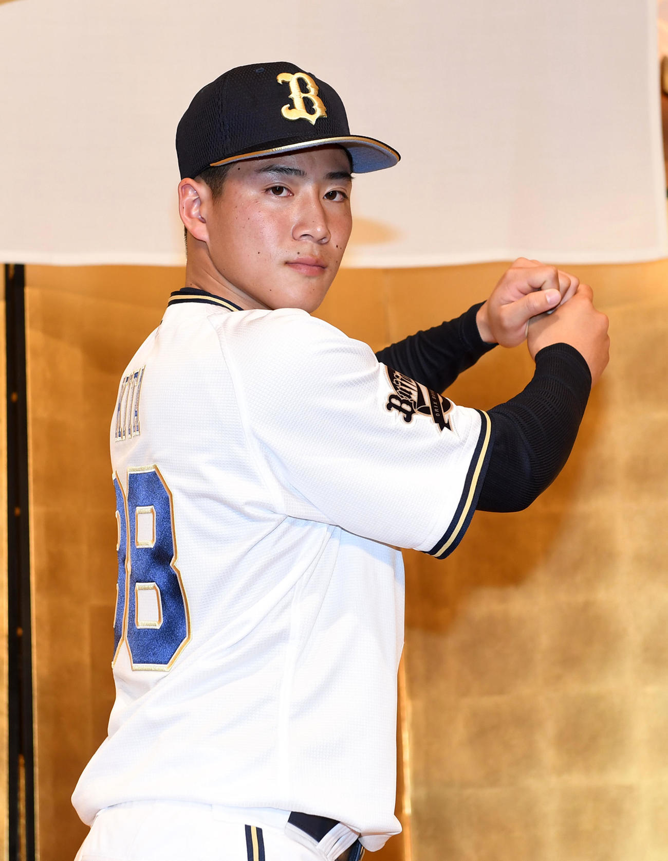 入団発表で打撃フォームを決める来田（撮影・前岡正明）