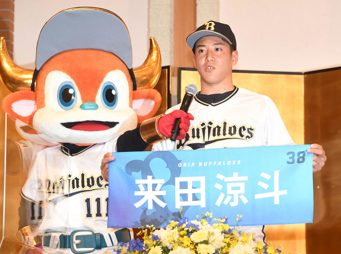 オリックス入団発表でネームタオルを手にあいさつする来田（撮影・前岡正明）