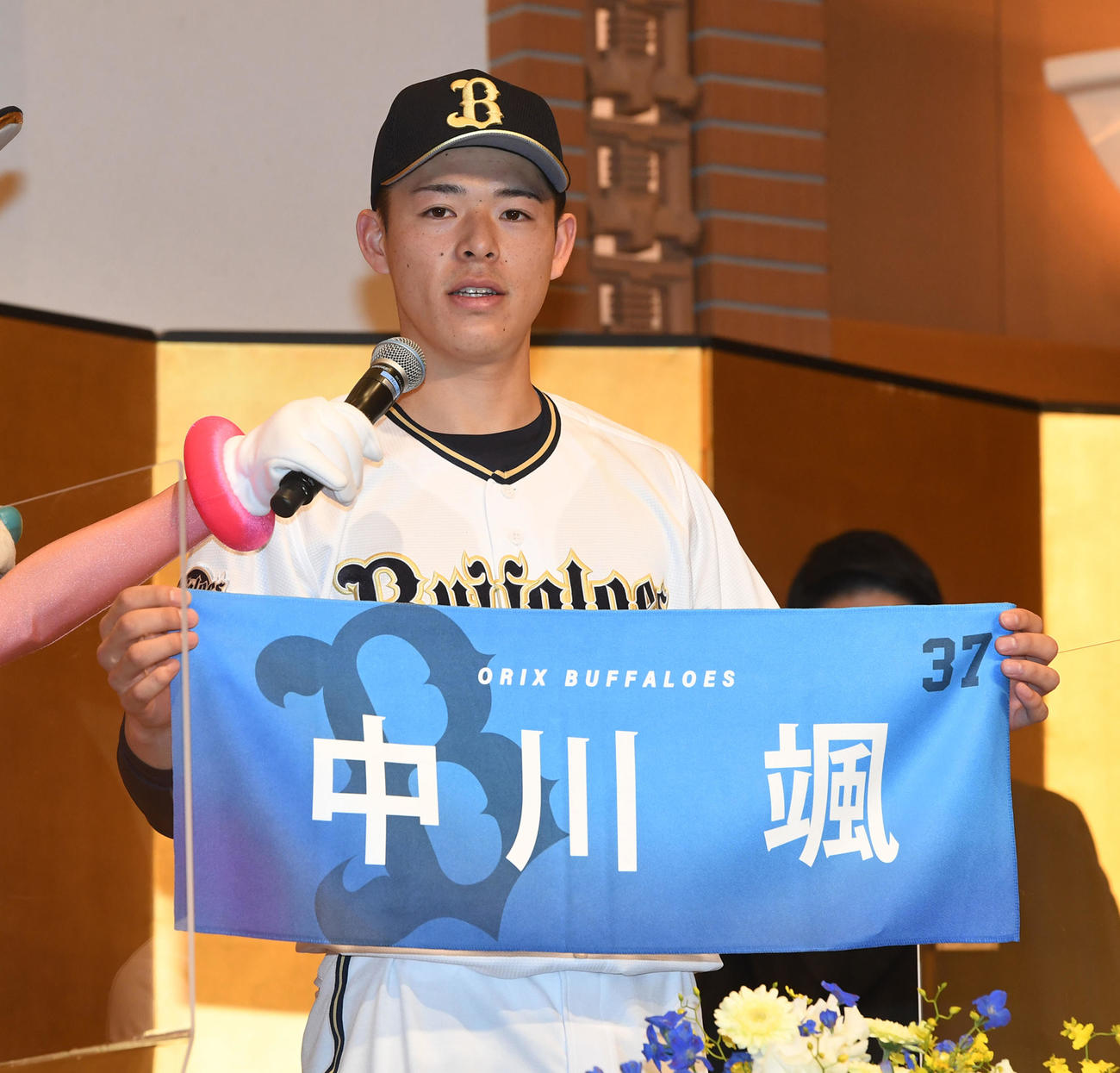 オリックス入団発表でネームタオルを手にあいさつする中川颯（撮影・前岡正明）