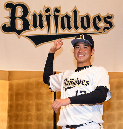 入団発表で投球フォームを披露する山下（撮影・前岡正明）