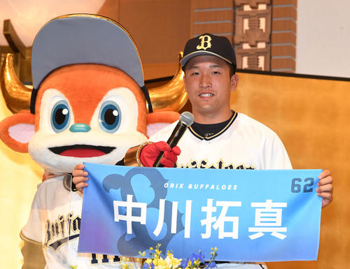 オリックス入団発表でネームタオルを手にあいさつする中川拓（撮影・前岡正明）