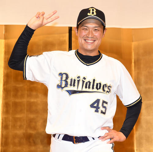 入団発表で投球フォームを披露する阿部（撮影・前岡正明）