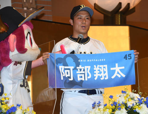 オリックス入団発表でネームタオルを手にあいさつする阿部（撮影・前岡正明）