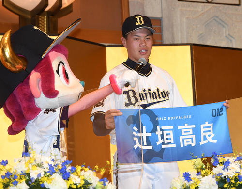 オリックス入団発表でネームタオルを手にあいさつする辻垣（撮影・前岡正明）