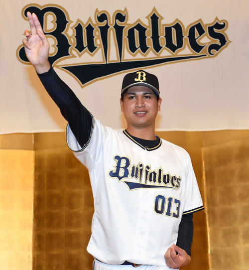 入団発表で投球フォームを披露する宇田川（撮影・前岡正明）