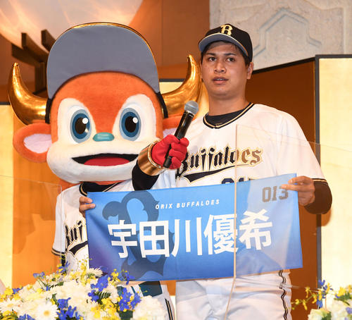 オリックス入団発表でネームタオルを手にあいさつする宇田川（撮影・前岡正明）